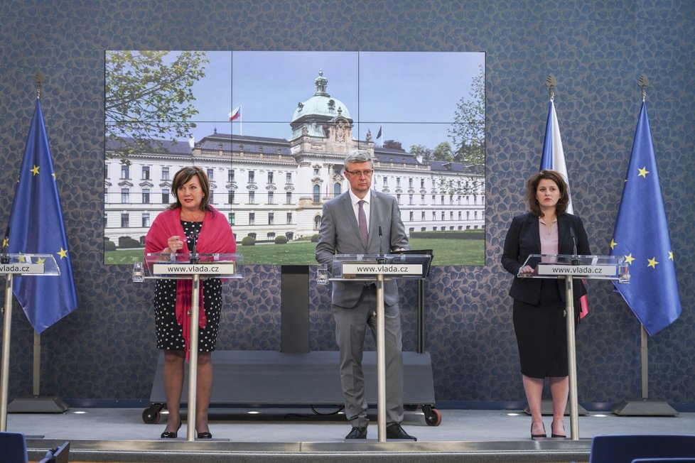 Alena Schillerová, Karel Havlíček a Jana Maláčová na tiskové konferenci po jednání vlády (17. 6. 2019)