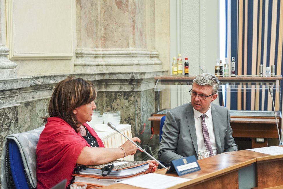 Místopředsedové vlády Alena Schillerová a Karel Havlíček diskutují před začátkem jednání vlády (17. 6. 2019)