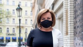 Ministryně financí Alena Schillerová (za ANO) v roušce