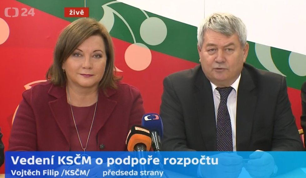 Schillerová mezi komunisty: S Babišem jednali v centrále KSČM o rozpočtu, na tiskovce usedla vedle Filipa jen vicepremiérka.