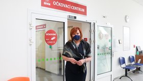 Ministryně financí Alena Schillerová (ANO) při očkování proti covidu (24.5.2021)