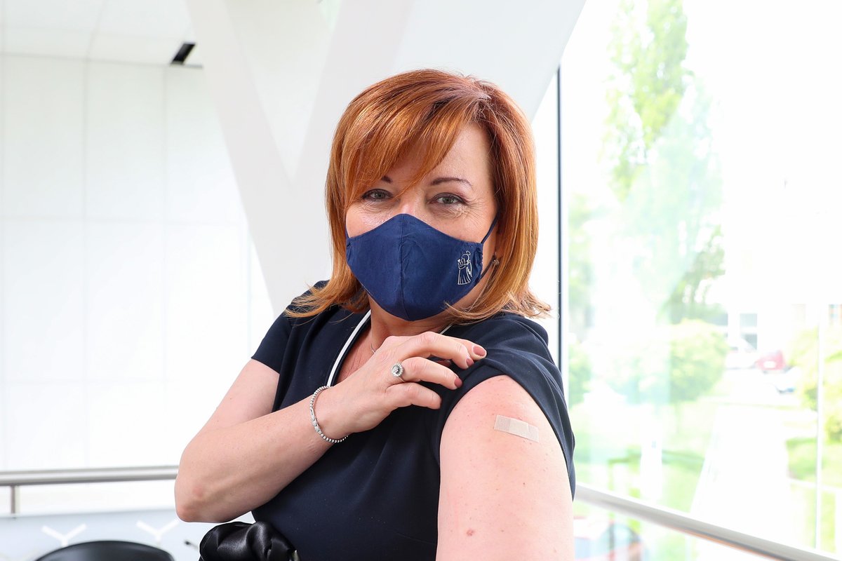Ministryně financí Alena Schillerová (ANO) při očkování proti covidu (24.5.2021)