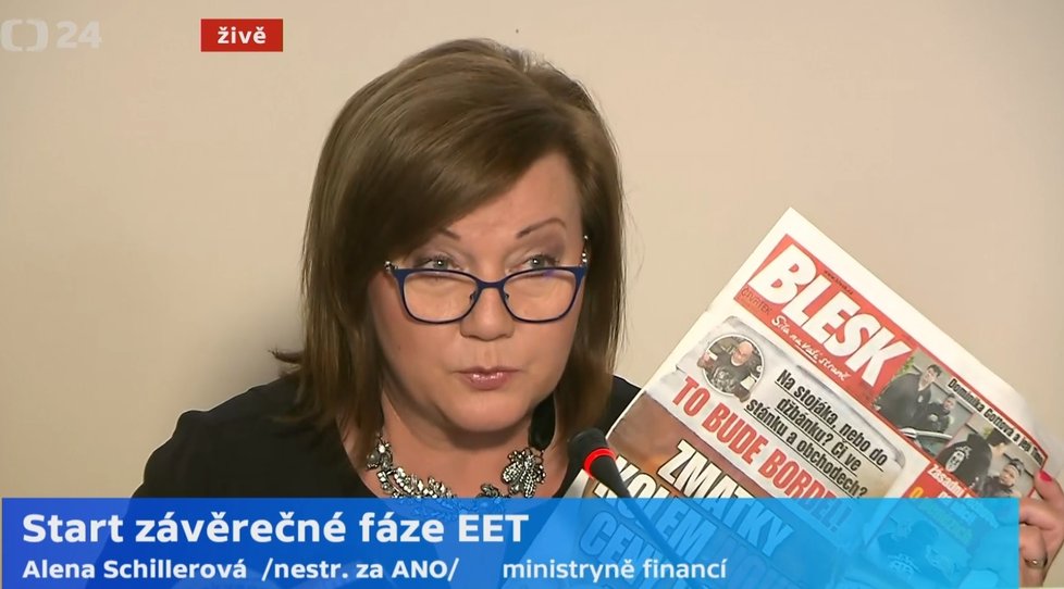 Ministryně financí Alena Schillerová (za ANO) s výtiskem Blesku