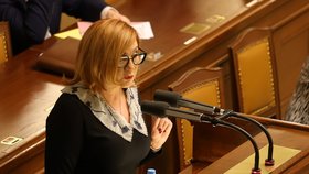 Ministryně financí Alena Schillerová (ANO) při jednání Sněmovny (21.10.2026)
