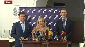 Alena Schillerová, Radek Vondráček (oba ANO) a ústavní právník Jan Kudrna na tiskovce ve Sněmovně (5.5.2023)