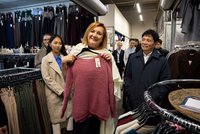 Schillerová jako „hodná teta Alena“ mezi Vietnamci v Sapě: EET, plyšová kráva i nový kroj