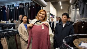 Ministryně financí Schillerová před spuštěním EET zavítala do vietnamské tržnice Sapa.