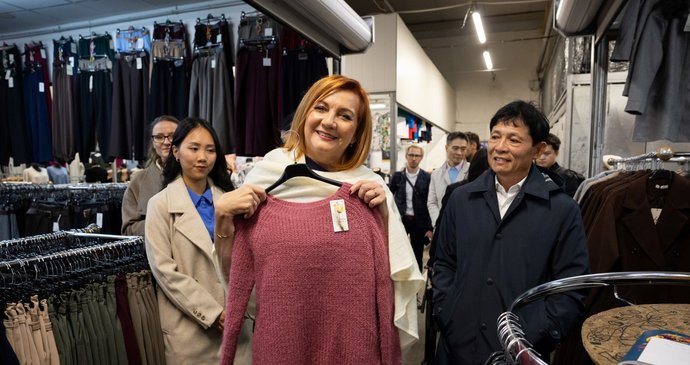Ministryně financí Schillerová před spuštěním EET zavítala do vietnamské tržnice Sapa.