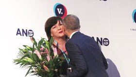 Alena Schillerová s Andrejem Babišem na volebním sněmu ANO