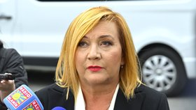 Alena Schillerová (ANO) při příchodu na štáb ANO (4.10.2025)