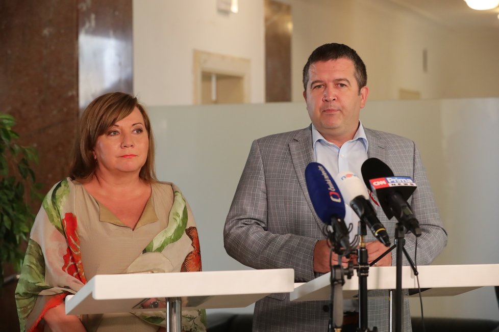 Jan Hamáček (ČSSD) a Alena Schillerová (za ANO) se sešli na jednání o zrušení superhrubé mzdy.