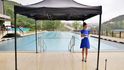 Alena Schillerová otevírá bazén u hotelu Thermal v Karlových Varech