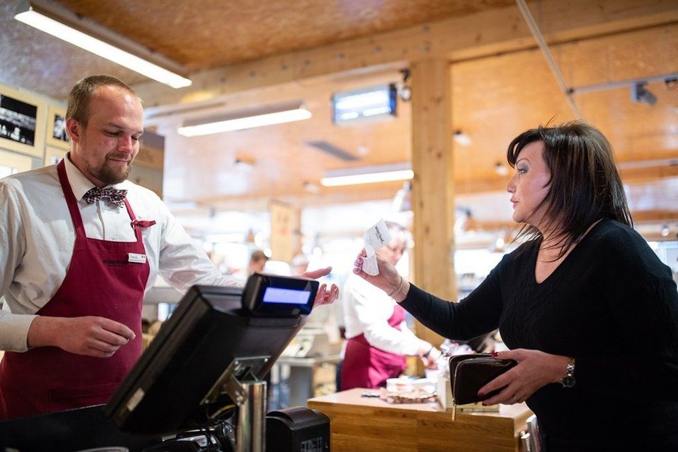 Alena Schillerová v restauraci s účtenkou