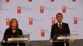 Alena Schillerová a Andrej Babiš (ANO) na tiskovce po jednání vlády (31.8.2026)