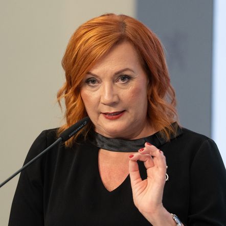 Rozpočtová magie Aleny Schillerové: Z pohádkových úspor vykouzlila jen obří dluh a prázdnou kasu Rozpočtová magie Aleny Schillerové: Z pohádkových úspor vykouzlila jen obří dluh a prázdnou kasu