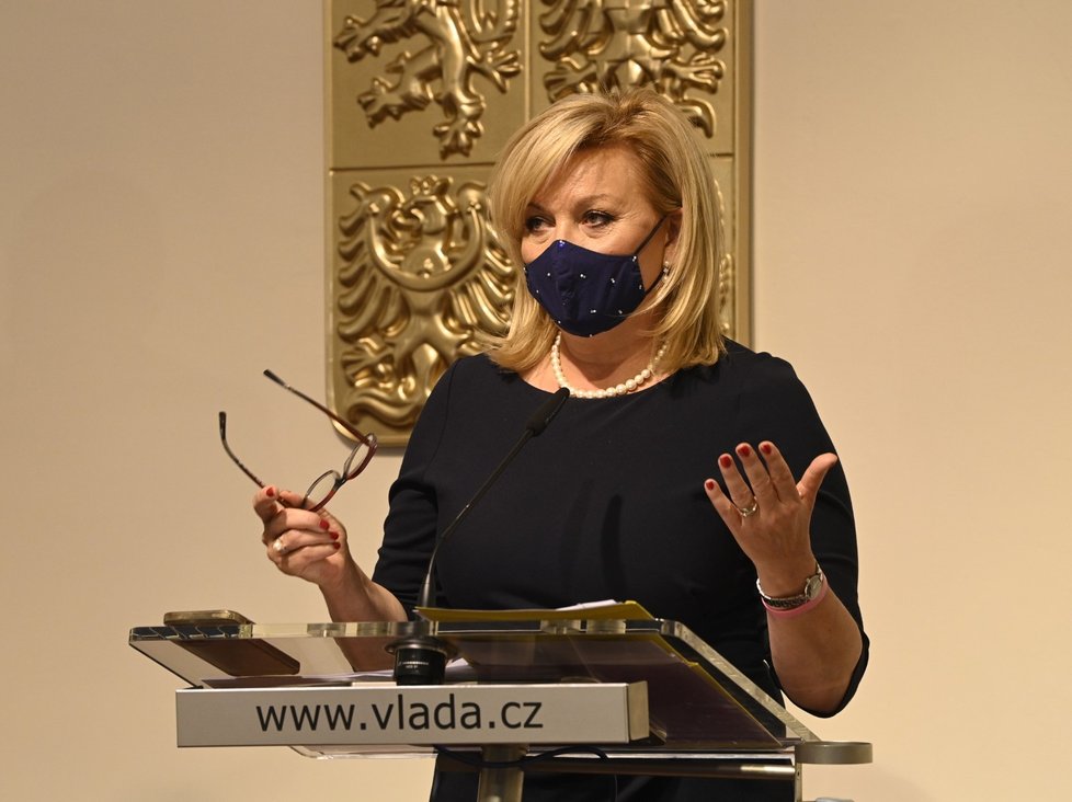 Ministryně financí Alena Schillerová po zasedání vlády 18. října. Ministryně financí Alena Schillerová po zasedání vlády 18. října.