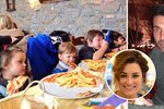 Alena Šeredová naservírovala dětem pizzu a hranolky. Gigi se musel spokojit s jedním steakem.