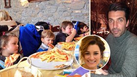 Alena Šeredová naservírovala dětem pizzu a hranolky. Gigi se musel spokojit s jedním steakem.