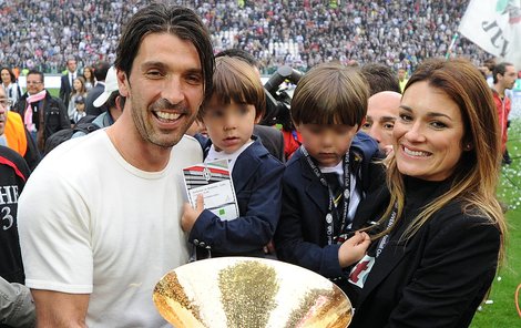 Kompletní rodinka při oslavách letošního titulu Gigiho Juventusu.