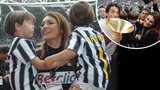 Šeredová křepčila s dětmi na hřišti: Táta Buffon vyhrál pohár!