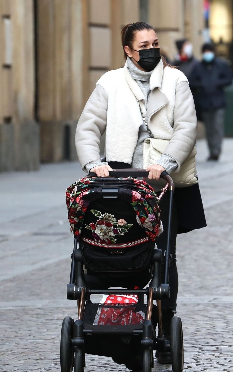 Alena Šeredová s kočárkem na procházce Turínem