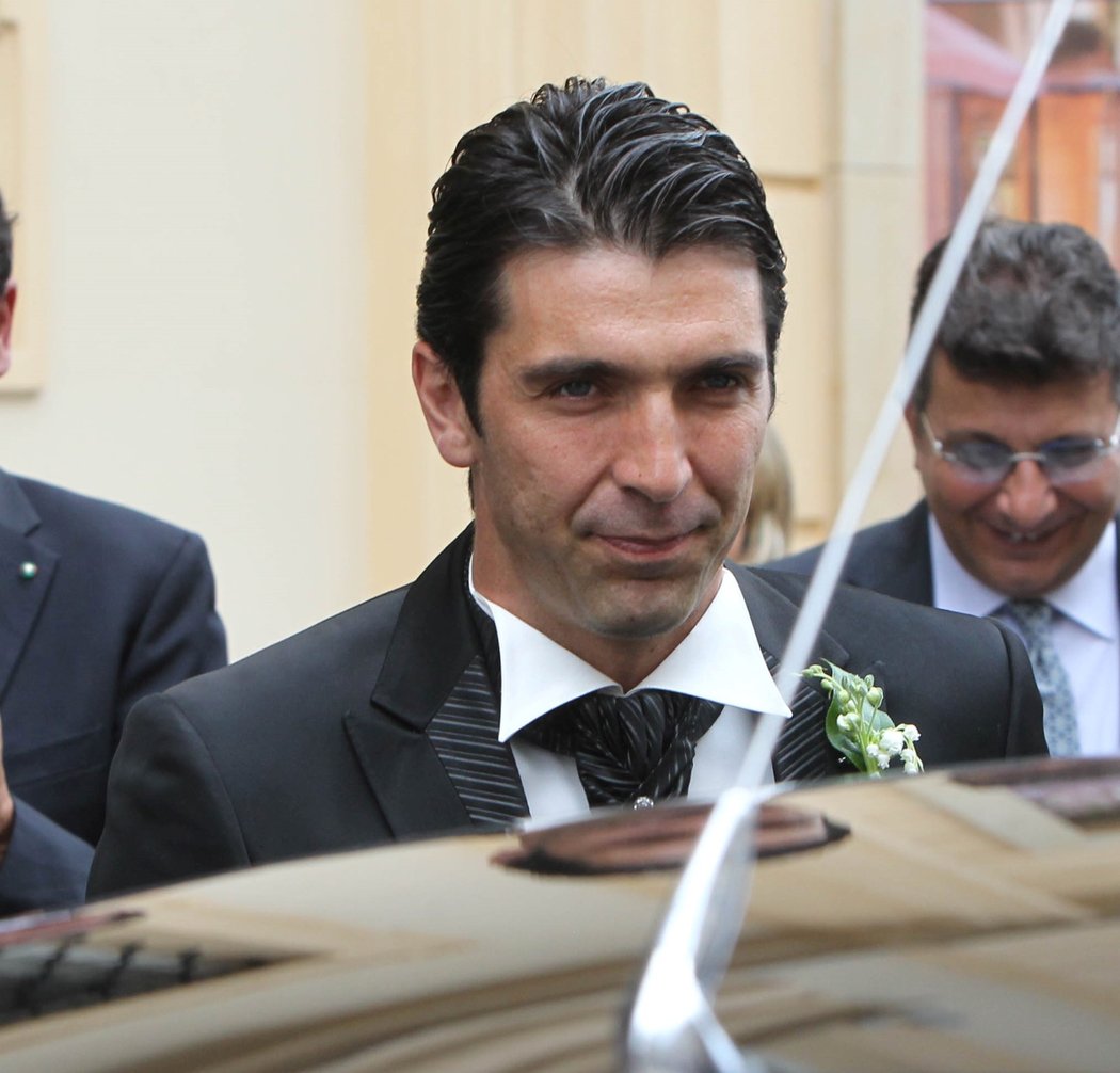 Brankář Gianluigi Buffon si v létě 2011 vzal Alenu Šeredovou v Praze na Vyšehradě.