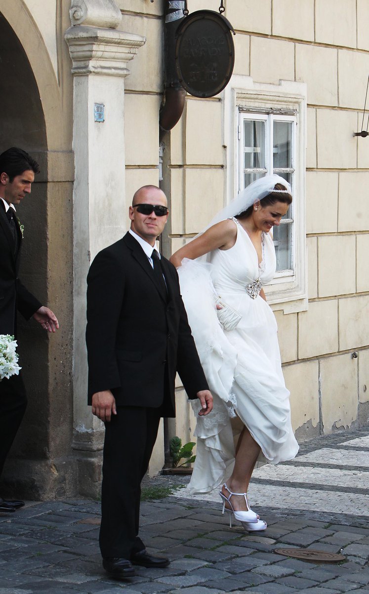 Gigi s Alenou zapózovali před bazilikou fotografům. Toto byly jejich první manželské fotky!