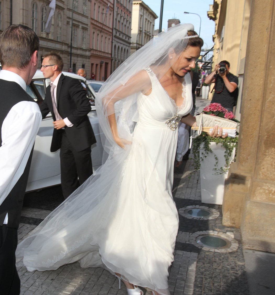 Gigi s Alenou zapózovali před bazilikou fotografům. Toto byly jejich první manželské fotky!