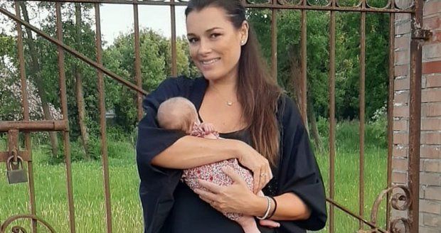 Alena Šeredová s dcerkou na dovolené