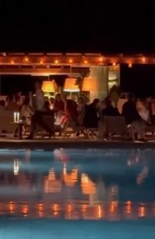 Večerní předsvatební party u bazénu