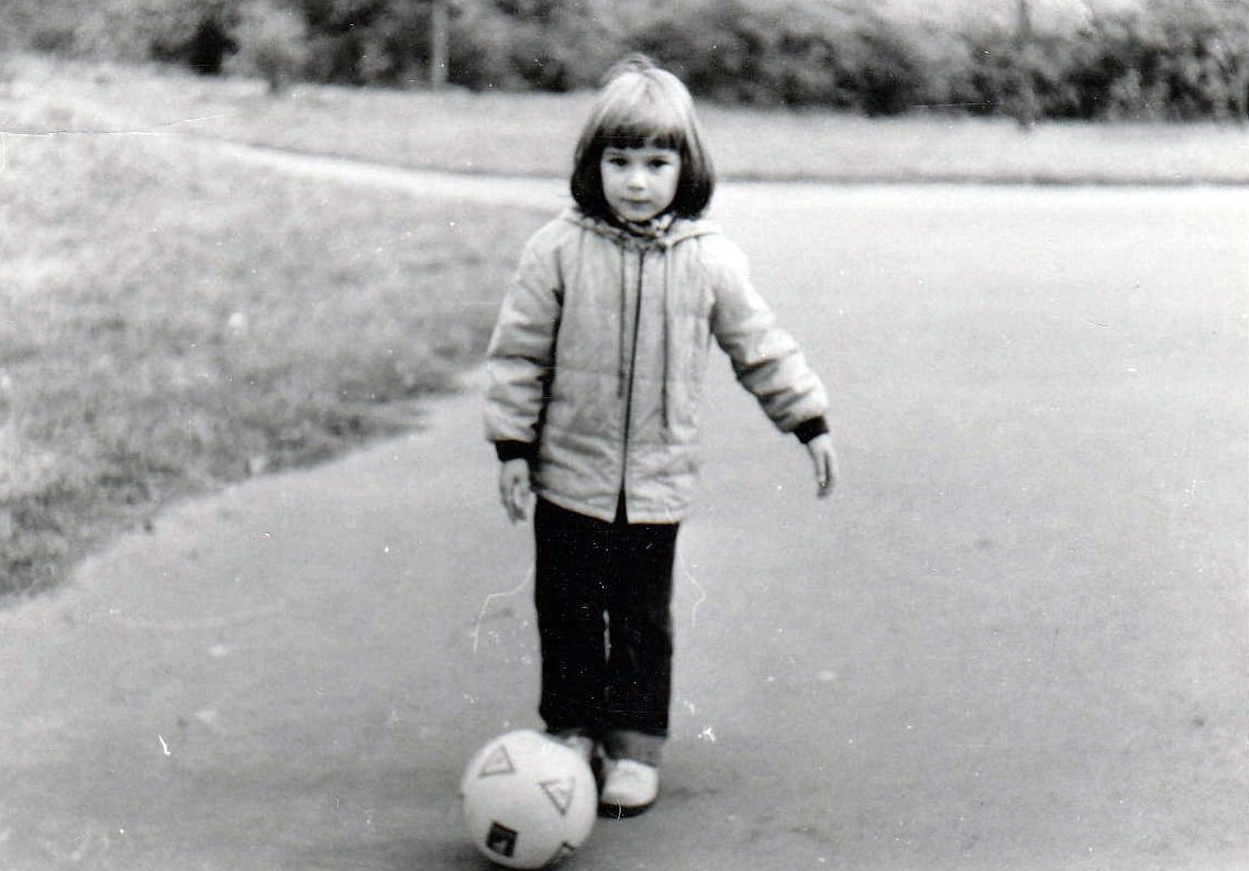 1985 Už jako malá měla ráda fotbal, o pár let později se zamilovala do italského brankáře.