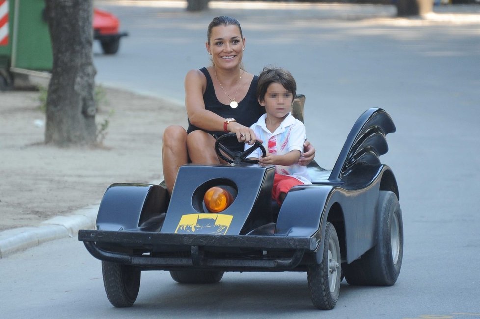 Alena Šeredová strávila den jako policejní motorkářka, psovod a řidička batmobilu ve Forte dei Marmi.