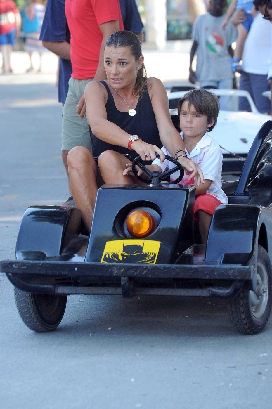 Alena Šeredová strávila den jako policejní motorkářka, psovod a řidička batmobilu ve Forte dei Marmi.