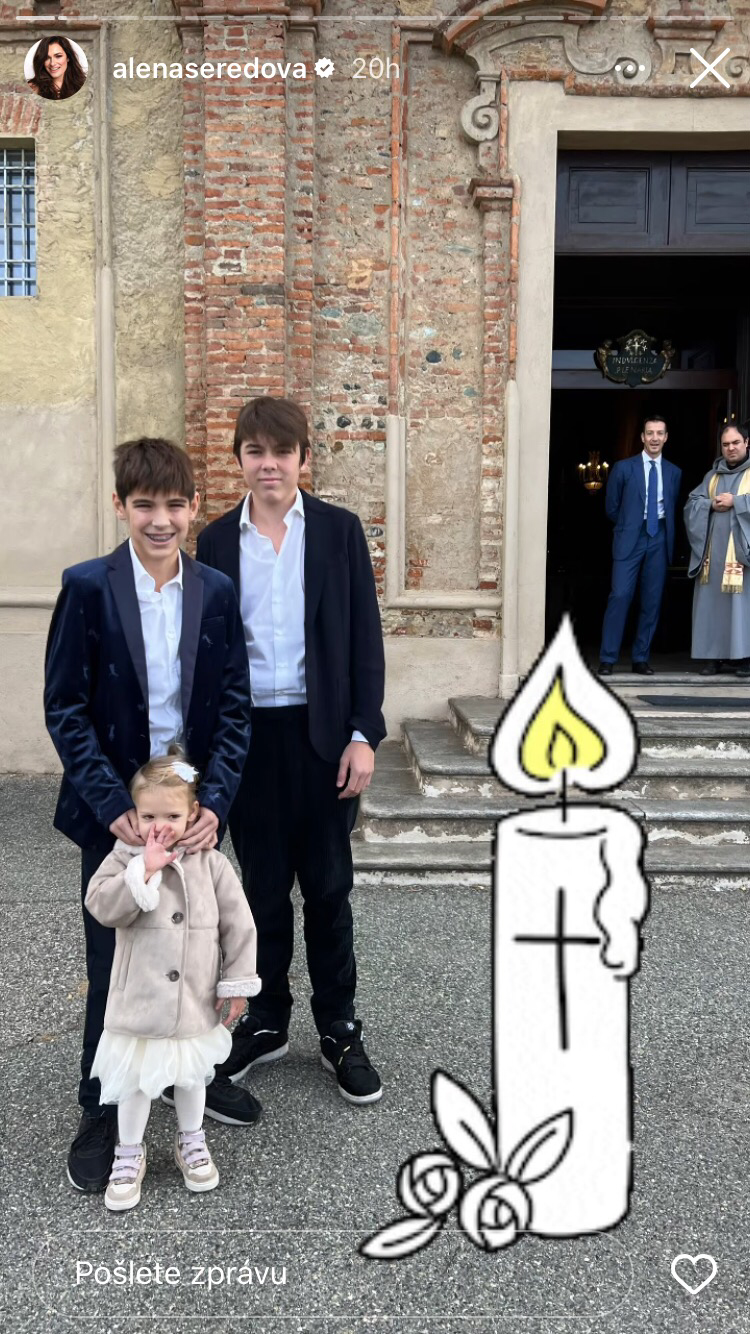 Děti Aleny Šeredové před kostelem po křtinách