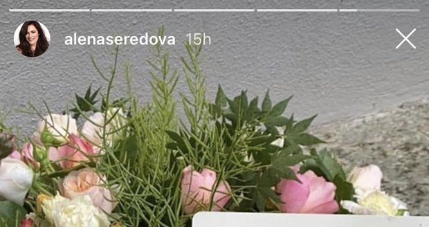 Alena Šeredová s dcerou dostaly záplavu květin a darů.