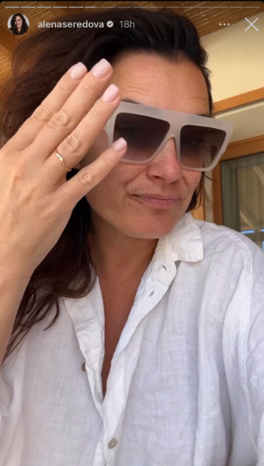 Alena Šeredová se pochlubila snubním prstýnkem.