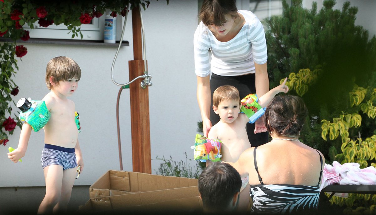 Aleniny kluky hlídá teta Eliška, ale ti hned skáčí za babičkou do bazénu.