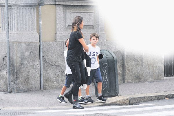 Matka Alena přivádí syny Louise Thomase a Davida Leeho.