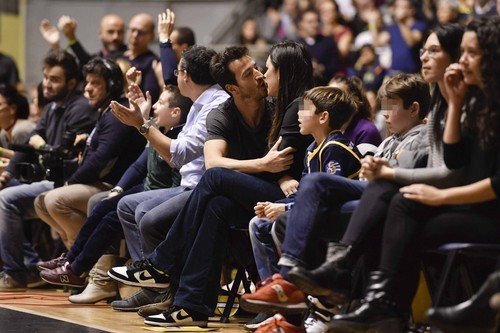 Něžnosti mezi Alenou Šeredovou a Alessandrem Nasim na basketbalovém zápase