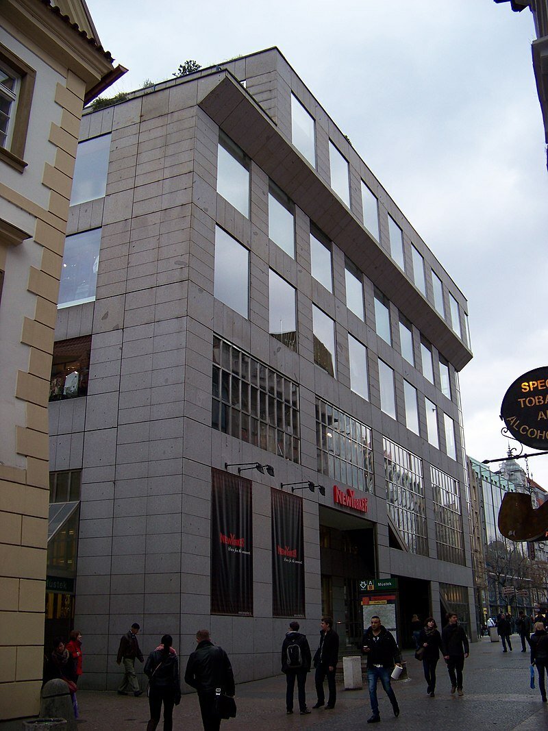 Administrativní budova ČKD, neboli také dům na Můstku je dílem Aleny Šrámkové a jejího manžela. V tehdejším Československu reprezentoval jako první postmodernismus
