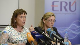 Šfka Energetického regulačního úřadu Alena Vitásková (vlevo) na tiskové konferenci