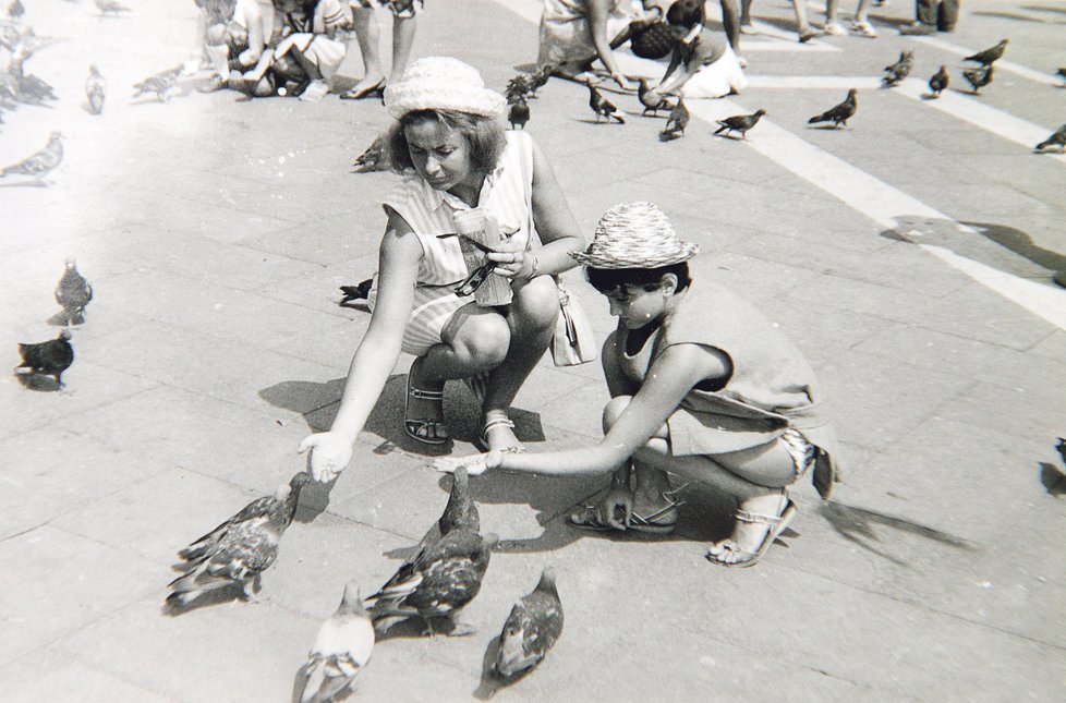 Rodinná pohoda – Alena s dcerou Markétou krmí na dovolené holuby
