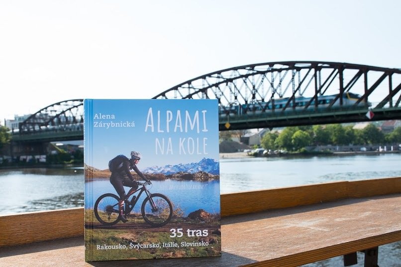 O svých cestách na kole vydala meteoroložka knihu Alpami na kole.