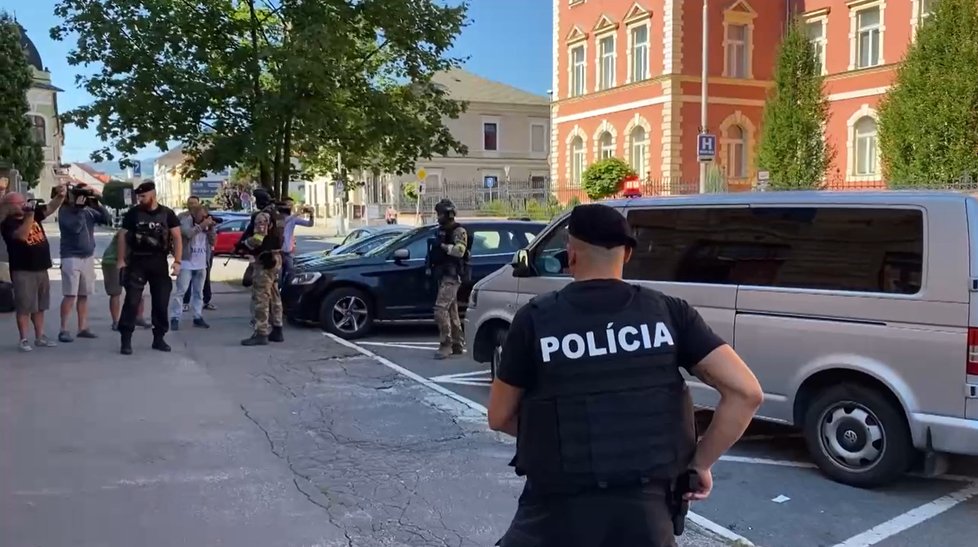 Alenu Zs. v sobotu vrátili k soudu. Ten rozhodl, že zůstane ve vazbě. Je obžalovaná z dalších objednávání vražd.