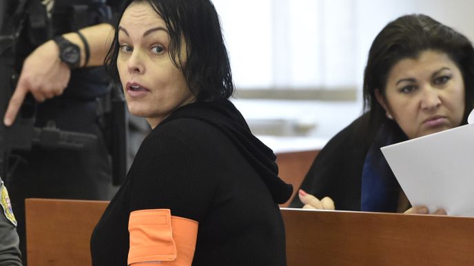 Alena Zsuzsová, kterou soud ve čtvrtek zprostil obžaloby v kauze novináře Kuciaka, je zpět ve vazbě. Jiný soudce ji obvinil z přípravy jiných nedokončených vražd.