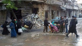 Aleppo opouštějí tisíce lidí. Mezi evakuovanými jsou také povstalci se svými rodinami.