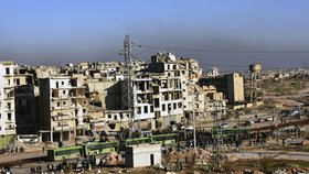 Aleppo opouštějí tisíce lidí. Mezi evakuovanými jsou také povstalci se svými rodinami.