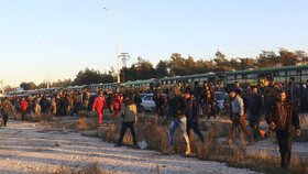 Aleppo opouštějí tisíce lidí. Mezi evakuovanými jsou také povstalci se svými rodinami.