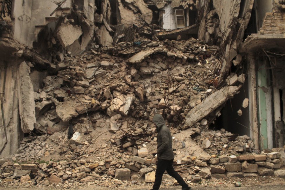 Aleppo opouštějí tisíce lidí. Mezi evakuovanými jsou také povstalci se svými rodinami.