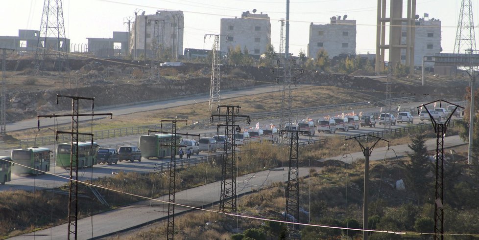 Aleppo opouštějí tisíce lidí. Mezi evakuovanými jsou také povstalci se svými rodinami.